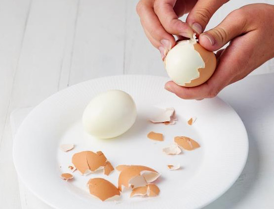 How to peel a boiled egg